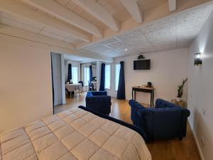 克卢尼LE MANOIR- CLUNY的一间卧室配有一张床和两张蓝色椅子