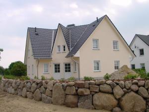 朗克维茨Urlaubsglück Familien- & Hunde-Paradies的石墙后面的房子