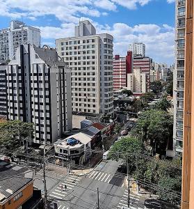 圣保罗Flat R Borges Lagoa Ibirapuera c/ garagem UH1005的享有城市和高楼的景色