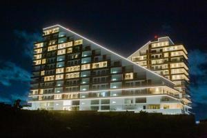 阿克拉Accra Luxury Apartments @ The Signature的一座高大的建筑,上面有光