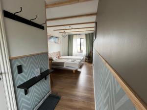 埃伯鲁普Denmark Outdoor Lodge的走廊上设有2张床的房间