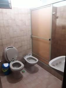 康考迪亚DCH Hostel Backpaquers的一间带卫生间和水槽的浴室