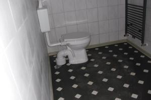Teschendorfmecklenburgerseenplatt 2的浴室位于隔间内,设有白色卫生间。