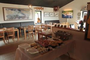 埃伯鲁普Denmark Outdoor Lodge的一间提供自助餐的餐厅
