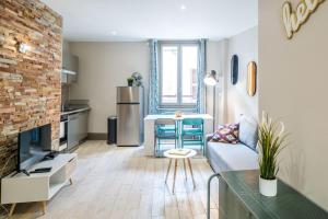 隆河省Le NewYorkais - Appartement 4 pers- Oullins-Lyon的带沙发的客厅和厨房