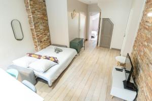 隆河省Le NewYorkais - Appartement 4 pers- Oullins-Lyon的一间设有两张床和电视的房间