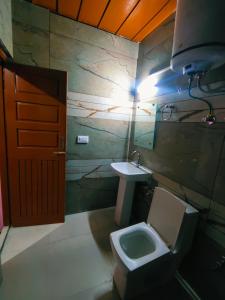 马拉里Chetna hotel & cottage的一间带卫生间和水槽的浴室
