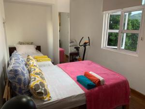 路易港Royal view Apartment的一间卧室配有带毛巾的床