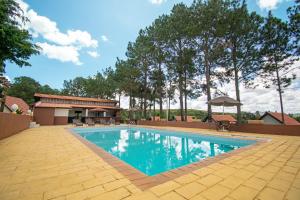 索科罗Hotel Dona Paschoalina的庭院里的一个蓝色海水游泳池