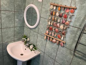 FaieChez Here - Ata的一间带水槽和镜子的浴室