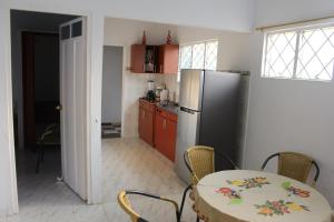 San Juan de AramaCabaña Campestre Casablanca的厨房配有桌子和冰箱