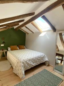 卢戈EL VIEJO MOLINO的一间卧室设有一张床和绿色的墙壁