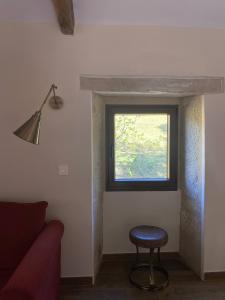 卢戈EL VIEJO MOLINO的带凳子和窗户的房间