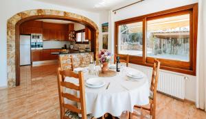 巴利-略夫雷加Cal Nano Casa Rural的厨房以及带桌椅的用餐室。