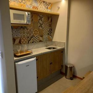皮雷诺波利斯Quinta Santa Bárbara Eco Resort的一间带水槽和微波炉的小厨房