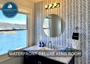 布斯贝港Harborage Inn on the Oceanfront的一间带镜子和水槽的浴室