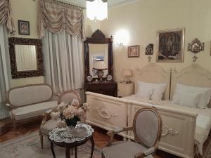 鲁马VILA SREM的卧室配有一张床和一张桌子及椅子