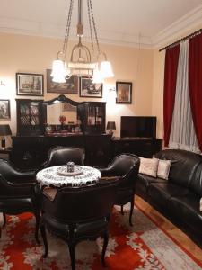 鲁马VILA SREM的客厅配有沙发和桌子