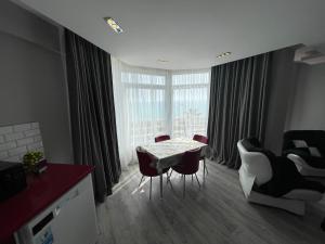 阿拉尼亚SA Apartments! Sea View 2bd Flat的厨房以及带桌椅的起居室。