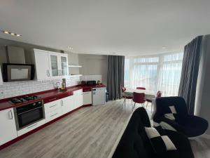 SA Apartments! Sea View 2bd Flat的厨房或小厨房