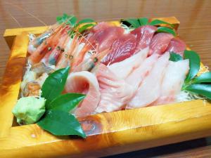佐渡市Sado Ryosou Minato的含有不同种类寿司的食品