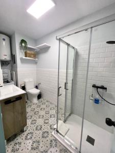 Cañet de MarFinestra del Mar的浴室配有淋浴间和卫生间。