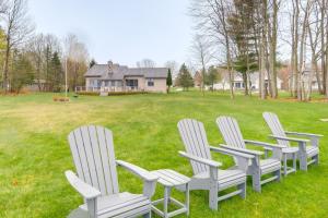 凯迪拉克Cadillac Vacation Rental on Lake Mitchell!的坐在院子里的一组白色椅子