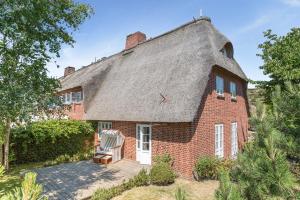 里斯特Haus Moevengrund的一座带茅草屋顶的老砖屋