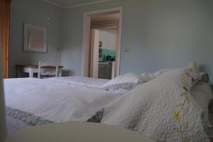 格拉尔-米里茨Ferienwohnung mit Gartenbereich (UT)的卧室内的一张带白色棉被的床