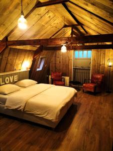 Sint PancrasDe oude walnoot的一间卧室设有一张床和木制天花板