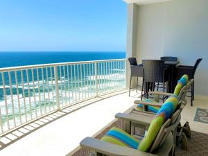 格尔夫海岸Island Royale P103 by ALBVR - Beachfront Penthouse living at its best - Gorgeous views的阳台配有椅子,享有海景。