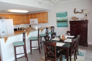 格尔夫海岸Sanibel 406 by ALBVR - Beautiful updates with views that are simply amazing的厨房配有桌椅和柜台。