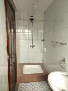 KakamegaMusundi Luxury Homes的带淋浴、盥洗盆和卫生间的浴室