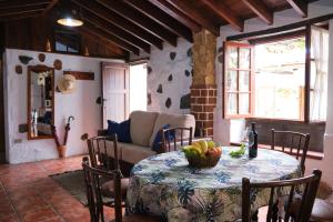 San Juan de la RamblaCasa Rural Felipe Luis的客厅里设有一张桌子,上面放着一碗水果