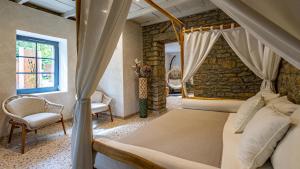 BarretaineMaison Zugno Hôtel & Spa的一间卧室设有一张床和石墙