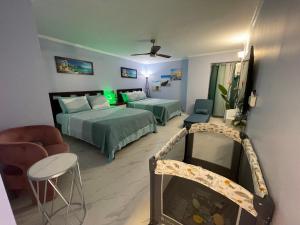 檀香山Amazing waikiki Beach condo 2Bed2Bath+free Parking的一间带两张床的卧室和一间带沙发的客厅