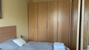 布达佩斯Kis-Celli apartman的一间卧室配有一张床和一个大型木制橱柜