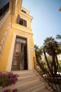 罗马帕格尼尼住宿加早餐旅馆的黄色的房子,楼梯通往门