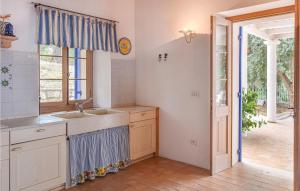迪亚曼特Casa Celestina的厨房设有水槽和窗户。