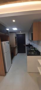 亚松森Edificio Flats del sol的厨房设有黑色的门和白色冰箱。