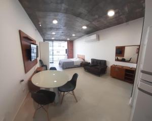 亚松森Edificio Flats del sol的配有一张床和一张桌子及椅子的房间