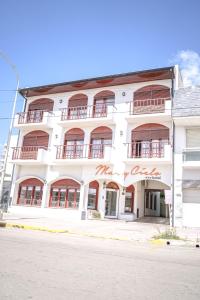 内科切阿Mar y Cielo的白色的建筑,边有红色的文字