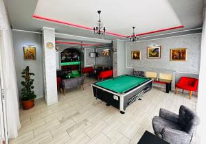 百乐·奥拉内斯蒂最高酒店的客厅配有台球桌
