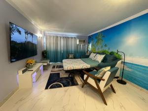 檀香山Amazing waikiki Beach condo 2Bed2Bath+free Parking的客厅配有沙发和桌子