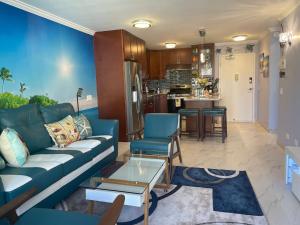 檀香山Amazing waikiki Beach condo 2Bed2Bath+free Parking的客厅配有沙发和桌子