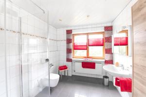 WalsdorfIris的白色的浴室设有水槽和卫生间。