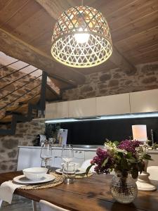 ArlanzaEl Secreto De Arlanza的厨房配有带灯具的木桌