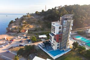 苏托莫雷Hotel Porto Sole的海洋旁建筑物的空中景观