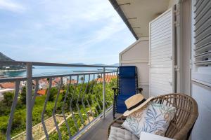 格拉达茨Apartments Nikolic的阳台配有椅子,享有海景