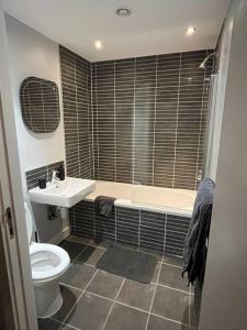 利物浦Pettit Apartments - Central "Free Parking"的浴室配有卫生间、浴缸和水槽。